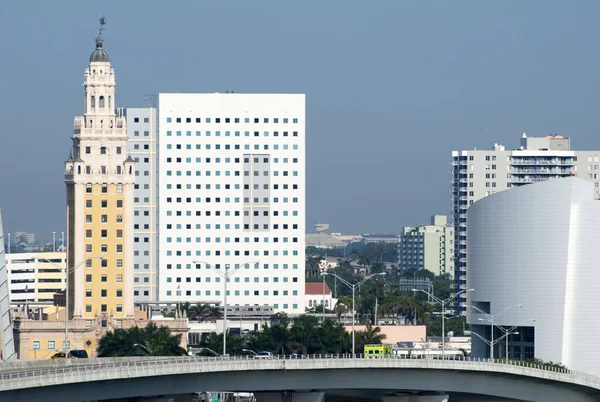 Widok Port Boulevard Bridge Zabytkową Wieżę Wolności Uszkodzonym Dachem Miami — Zdjęcie stockowe