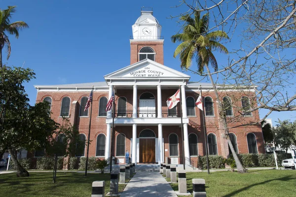 位于佛罗里达州基韦斯特市中心历史性的19世纪宫廷建筑的立面 — 图库照片