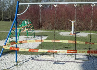 Kaunas şehrindeki koronavirüs karantina zamanında çevresi kordon bandıyla çevrili salıncak ve tüm çocuk oyun alanı (Litvanya)).