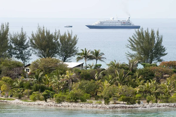 Het Uitzicht Een Smalle Landstrook Van Paradise Island Een Cruiseschip — Stockfoto