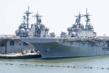 Batı Virginia 'daki Norfolk şehrinin dışındaki bir askeri üste donanma gemilerinin yakın görüntüsü..