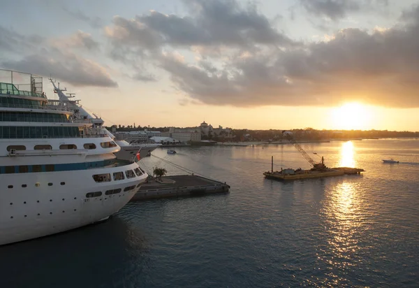 Günbatımında Nassau Limanı Nda Demirlemiş Olan Yolcu Gemisi Nassau Bahamas — Stok fotoğraf