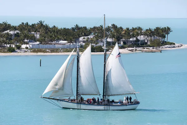 Het Zeilschip Passeert Kunstmatige Sunset Key Eiland Reizen Rond Key — Stockfoto