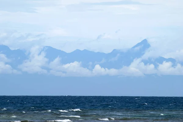 Die Bergkette Über Den Wolken Mittelamerika Von Der Ferieninsel Roatan — Stockfoto