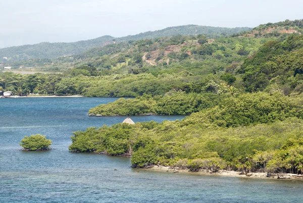 Vista Costa Tropical Exuberante Ilha Roatan Com Aeroporto Fundo Distante — Fotografia de Stock