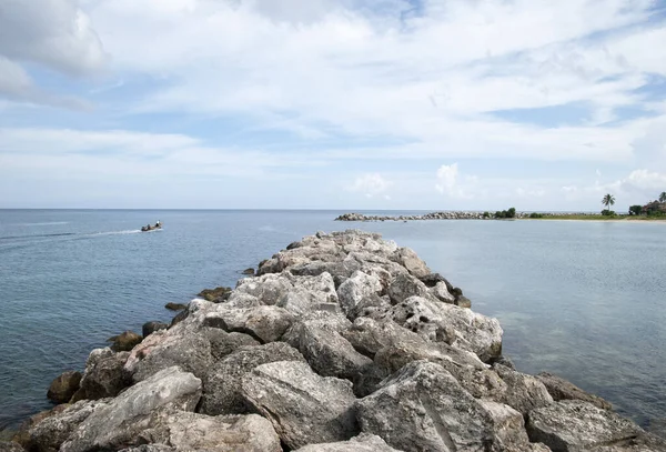 Quebradores Ondas Feitos Pedras Cidade Resort Montego Bay Jamaica — Fotografia de Stock