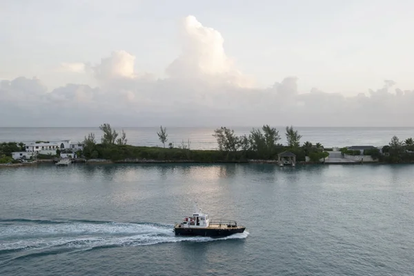 Vroege Ochtend Uitzicht Van Een Loodsboot Reizen Langs Smalle Paradise — Stockfoto