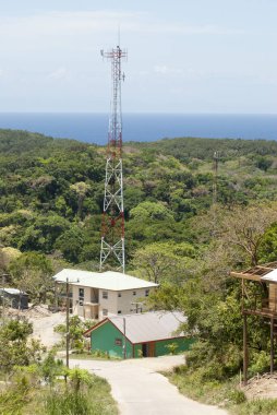 Telekomünikasyon kuleleri Roatan tatil köyünde (Honduras)