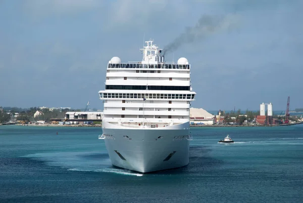 Круизный Корабль Маневрирующий Гавани Нассау Прежде Швартоваться Нассау Багамские Острова — стоковое фото