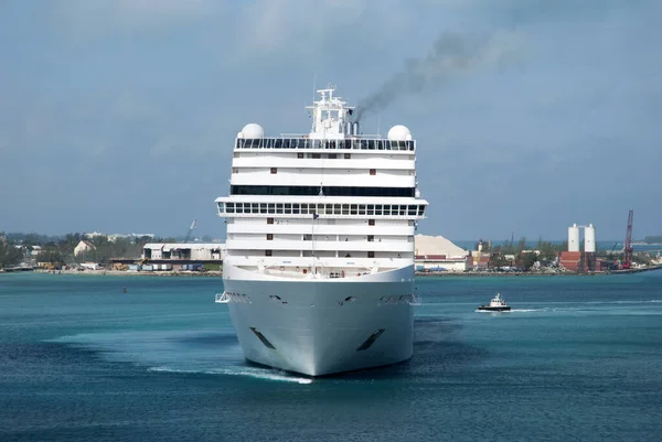 Bateau Croisière Manœuvrant Intérieur Port Nassau Avant Amarrer Nassau Bahamas — Photo