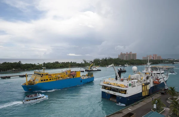 Vista Aérea Barco Industrial Que Pasa Por Puerto Nassau Bajo — Foto de Stock