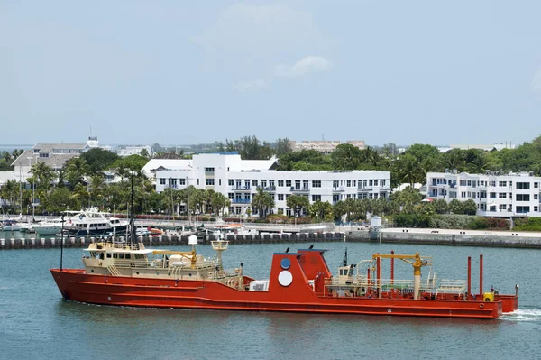 Rode Kleur Vrachtschip Passeren Key West Centrum Florida — Stockfoto