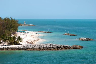 Fort Zachary Taylor Parkı 'ndaki Key West tatil köyü plajının havadan görüntüsü.). 