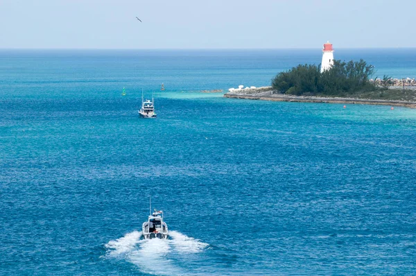 Motorboten Die Haven Van Nassau Verlaten Langs Vuurtoren Van Paradise — Stockfoto