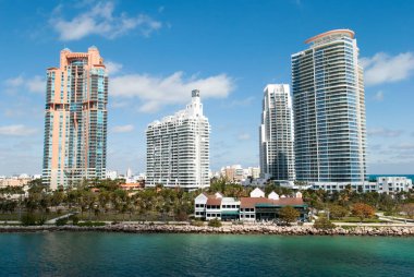 Miami South Beach manzarası. Mavi gökyüzünün altında modern gökyüzü.).