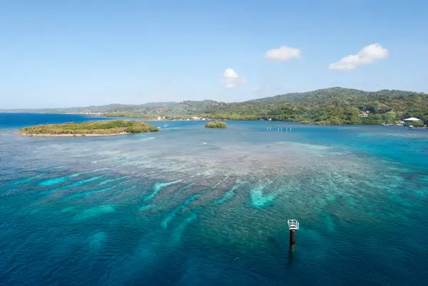 Poranny Widok Kolorowych Płytkich Wód Wybrzeża Wyspy Roatan Resort Honduras — Zdjęcie stockowe