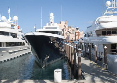 Cennet adasındaki marinada demirli lüks yatlar, Bahamalar 'da popüler tatil merkezleri..