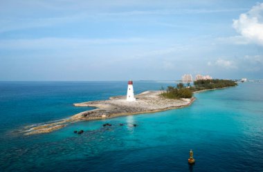 Cennet Adası 'nın öğleden sonra manzarası deniz feneriyle dardır (Bahamalar). 