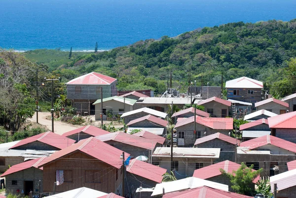 位于罗丹岛海滨科森洞镇郊区 有红色屋顶的住宅区住房 洪都拉斯 — 图库照片