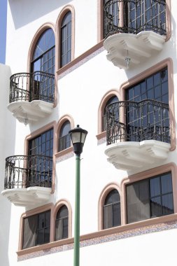 Bahia de Santa Cruz tatil köyündeki şık balkonlar (Huatulco, Meksika).