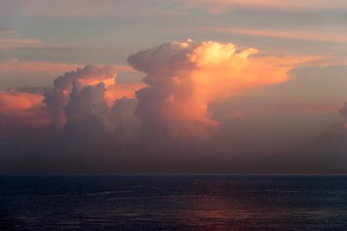 Montego Körfezi 'nde (Jamaika) gün doğumunda turuncu renkli bulutlar).