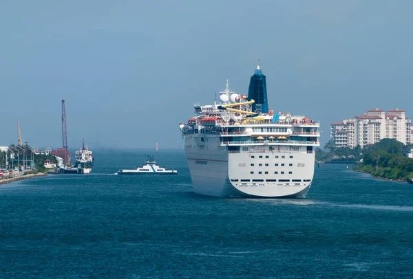 Navio Cruzeiro Deixando Miami Entrando Mar Aberto Flórida — Fotografia de Stock