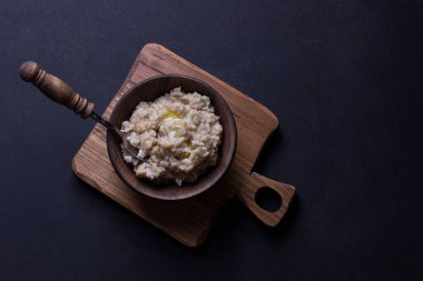 Koyu arkaplanda yulaf ezmesi