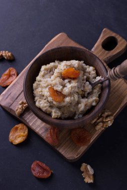 Koyu arkaplanda yulaf ezmesi