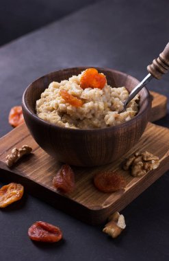 Koyu arkaplanda yulaf ezmesi