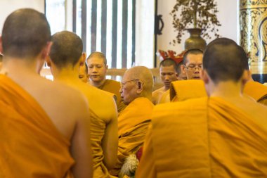 Yaşlı keşiş diğerleri arasında dua