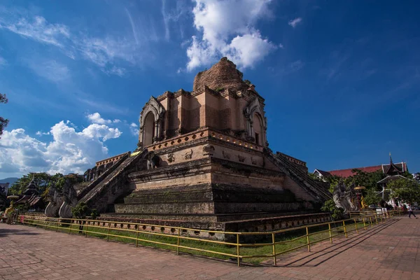 Vista più ampia Wat Chedi Luang, Thailandia — Foto Stock