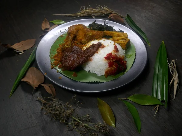 Makanan Khas Indonesia Padang Nasi Dengan Hidangan Rendang — Stok Foto