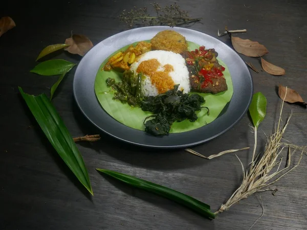 Hidangan Nasi Tradisional Indonesia Yang Terdiri Dari Nasi Padang Atas — Stok Foto