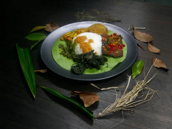 Piatto Riso Tradizionale Indonesiano Riso Padang Sul Piatto Delizioso Appetitoso — Foto Stock