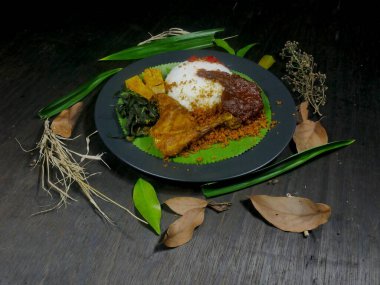 Endonezya geleneksel Padang pilavı tabağın üstünde lezzetli ve iştah açıcı.