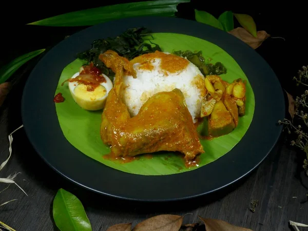 Hidangan Nasi Tradisional Indonesia Yang Terdiri Dari Nasi Padang Atas — Stok Foto