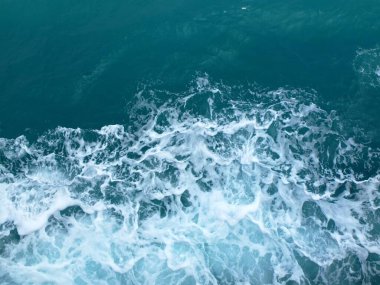 Beyaz dalgalı deniz suyu dalgaları.