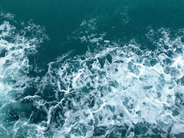 Beyaz dalgalı deniz suyu dalgaları.