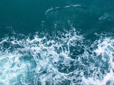 Beyaz dalgalı deniz suyu dalgaları.