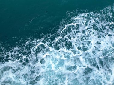 Beyaz dalgalı deniz suyu dalgaları.