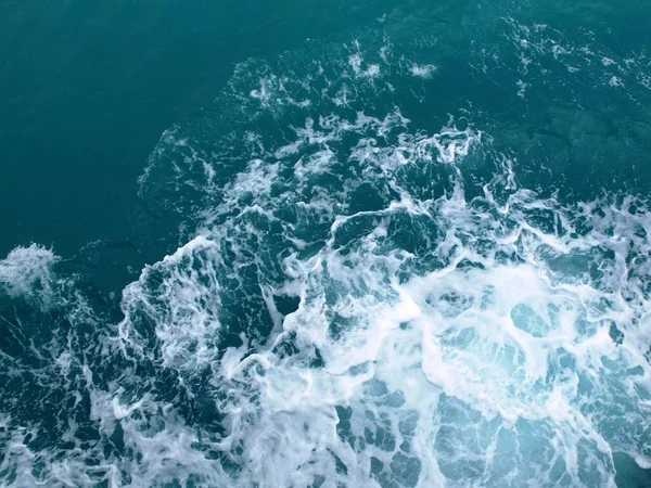 白い波紋が広がる海の水の波を — ストック写真