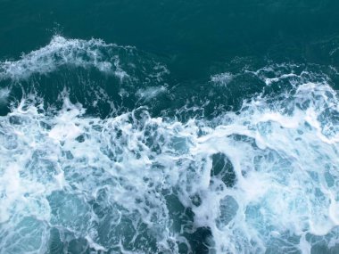 Beyaz dalgalı deniz suyu dalgaları.