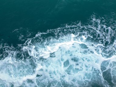 Beyaz dalgalı deniz suyu dalgaları.
