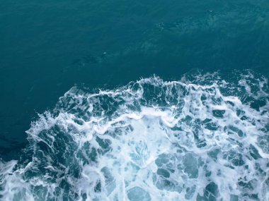 Beyaz dalgalı deniz suyu dalgaları.