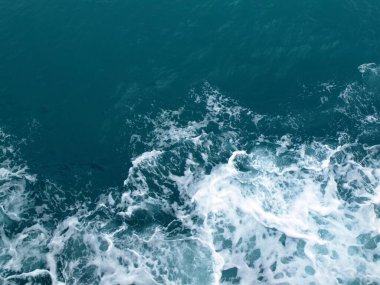 Beyaz dalgalı deniz suyu dalgaları.