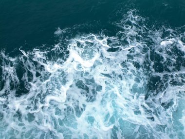 Beyaz dalgalı deniz suyu dalgaları.