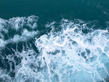 Beyaz dalgalı deniz suyu dalgaları.