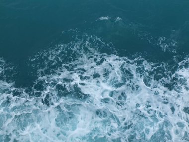 Beyaz dalgalı deniz suyu dalgaları.