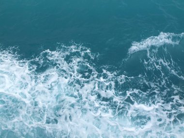 Beyaz dalgalı deniz suyu dalgaları.