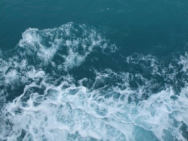 Beyaz dalgalı deniz suyu dalgaları.